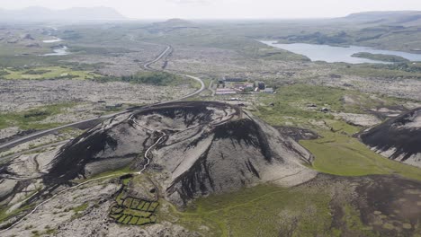 drone dando vueltas alrededor del gran cráter grabrok en islandia en un día nublado de verano en la tierra del fuego y el hielo