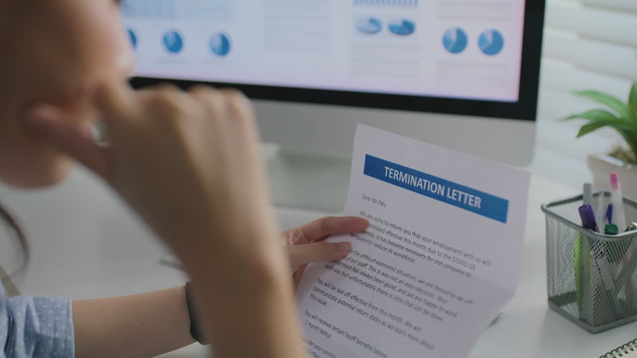 niña distante trabajo remoto molesto perdido después de leer malas noticias carta de despido.