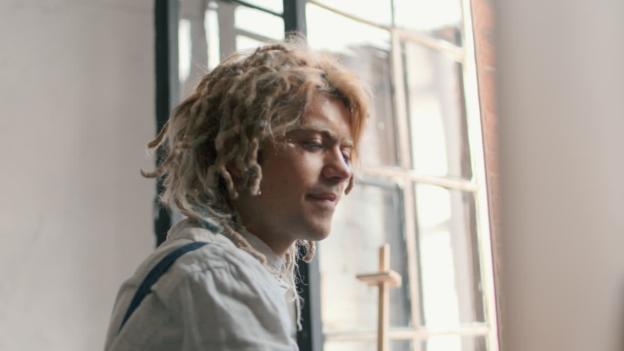 художник рисует в помещении