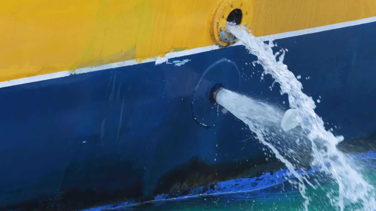 drenaje de agua del barco al mar