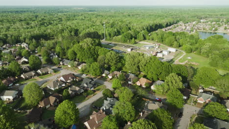 Sonniger,-Fröhlicher-Tag-über-Dem-Vorort-Collierville,-In-Der-Nähe-Der-Kläranlage