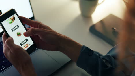 Mujer-Con-Un-Teléfono-Inteligente,-Aplicación-Para-Pedir-Comida