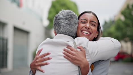amor, abrazo y madre abrazo hija en una ciudad