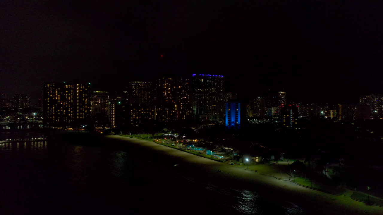revelación aérea de honolulu por la noche. drone 4k