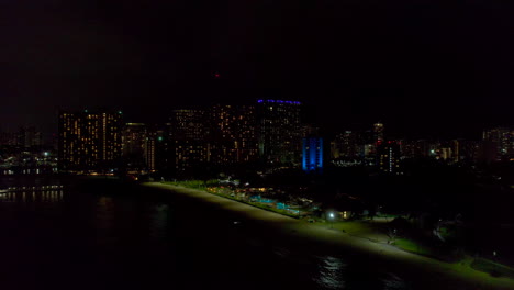 revelación aérea de honolulu por la noche. drone 4k
