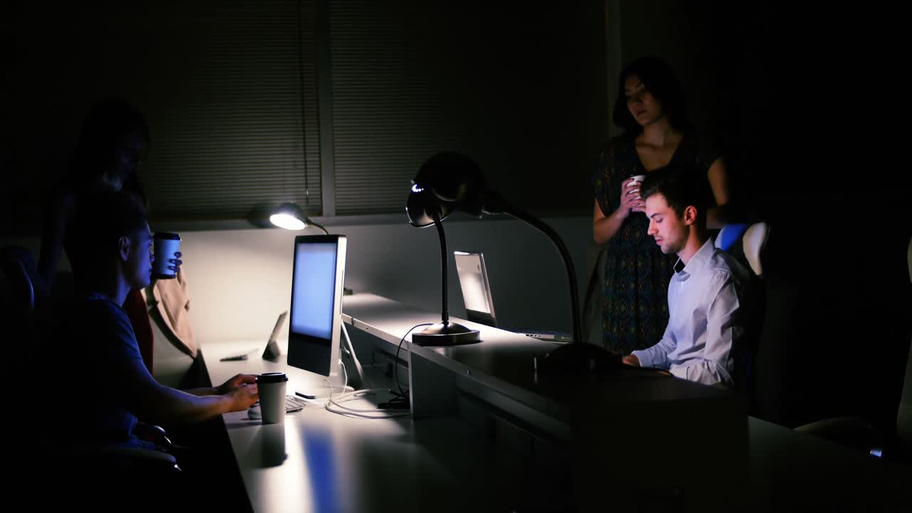 책상 에서 일 하는 임원 들