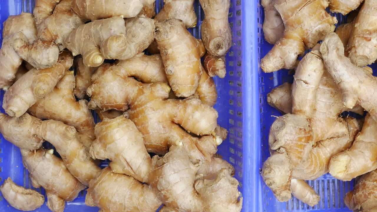 jengibre fresco en cestas de plástico azul