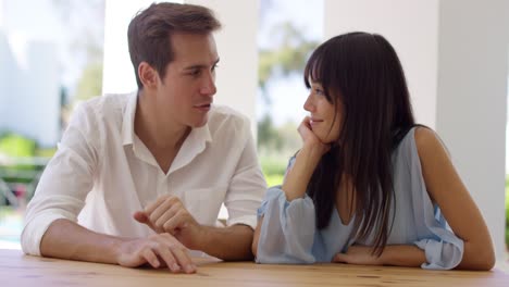 una pareja linda en una cita.