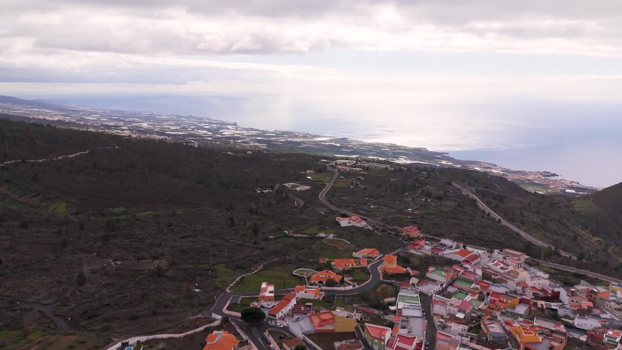Villaggio arguayano di Tenerife con paesaggio vulcanico e vista sull'oceano