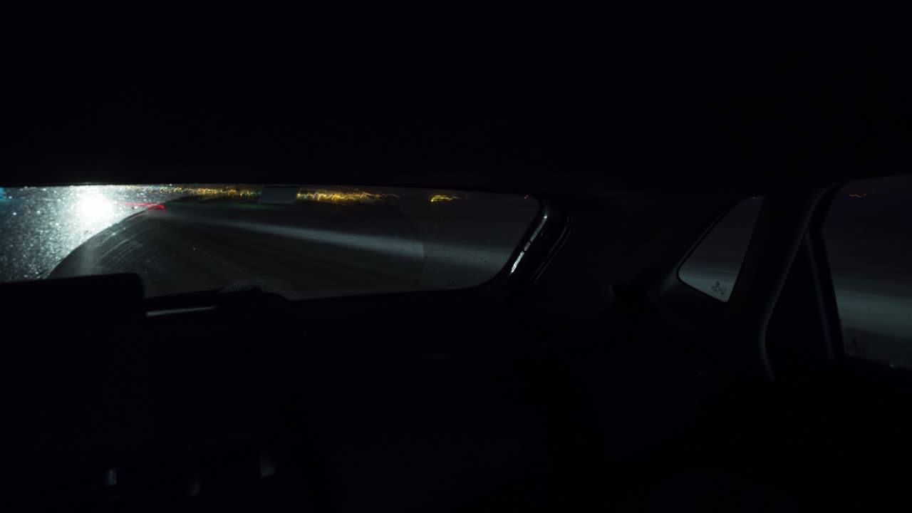 timelapse dentro de um carro dirigindo à noite
