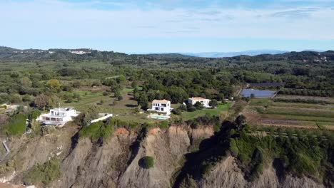 espectacular vuelo aéreo con drones vuela hacia adelante con drones en un día soleado de una casa con piscina en un paraíso de naturaleza salvaje playa de ensueño corfú grecia otoño 2021