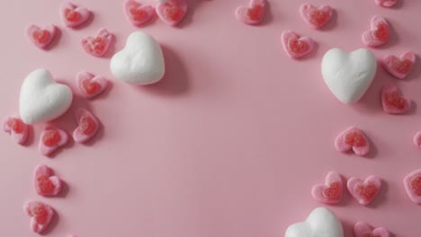 dulces en forma de corazón en fondo rosa en el día de san valentín