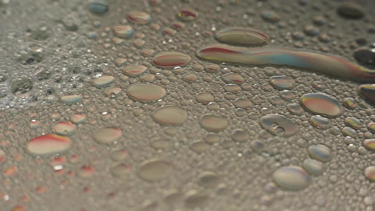 거품에 있는 다채로운 액체 물체