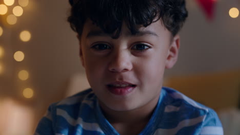 retrato de un niño lindo sonriendo haciendo caras mirando a la cámara feliz niño juguetón en casa