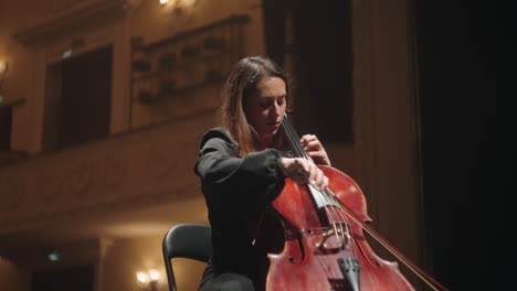 Charmante-Und-Emotionale-Violoncellistin-Vor-Ort-Beim-Abendkonzert-Klassischer-Musik-Im-Opernhaus