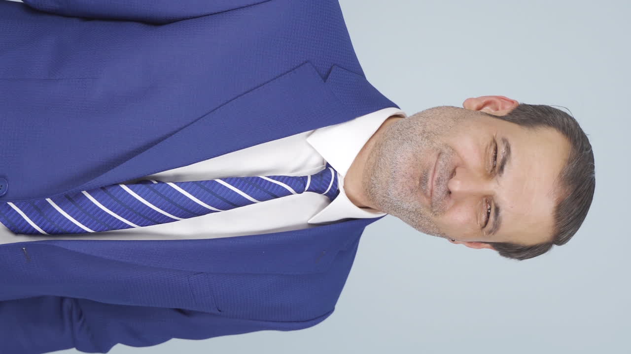vídeo vertical del apuesto hombre de negocios.