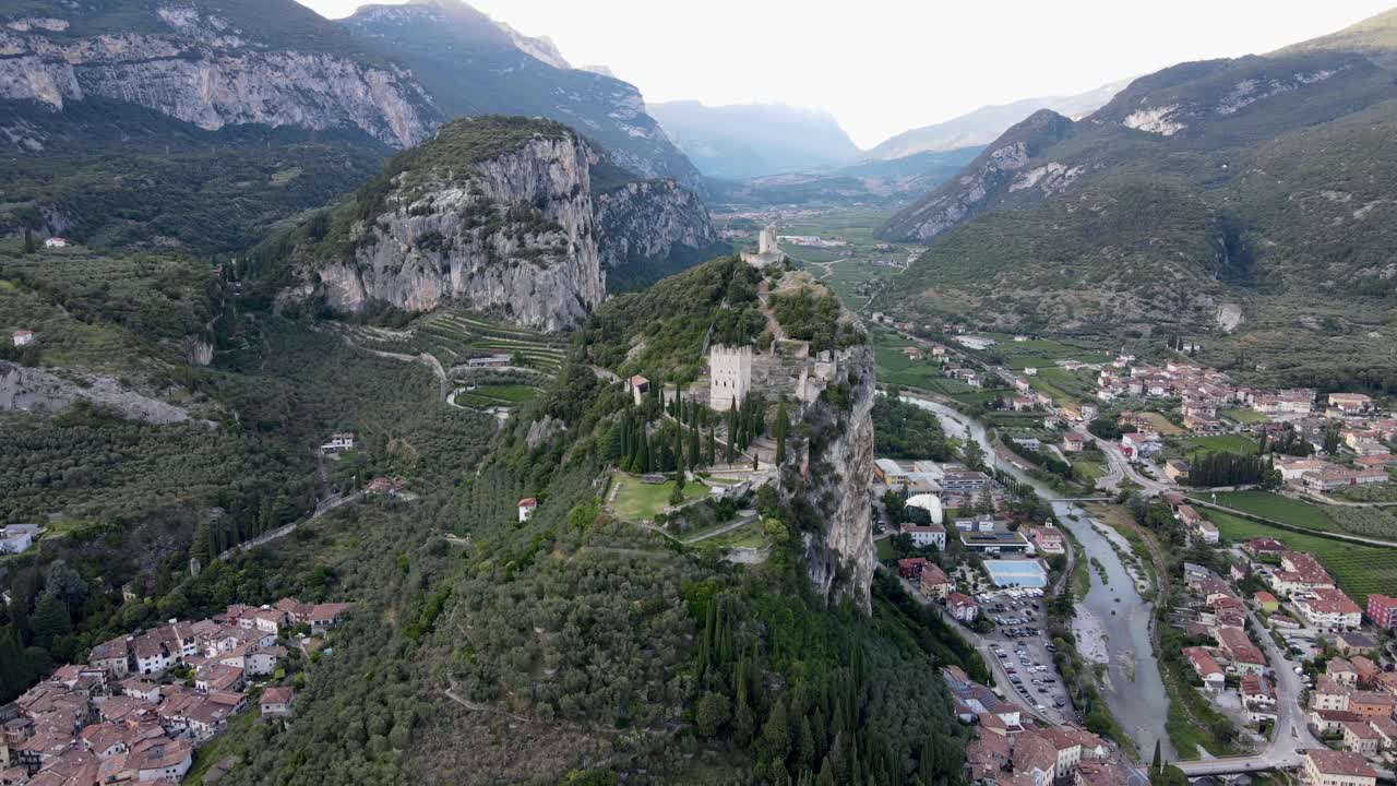 fotografía de un avión no tripulado de castello di arco en una montaña cerca del lago garda, italia