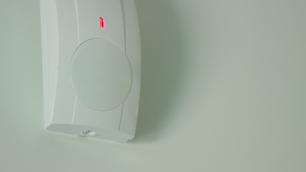 모션 센서 알람이 작동되고 센서의 빨간 led가 켜집니다.