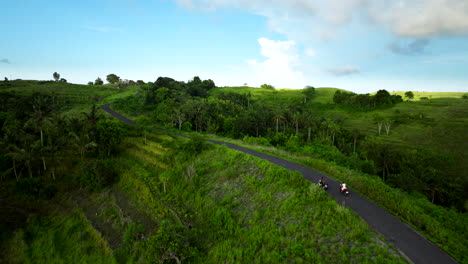 una chica en scooter explora el exuberante paisaje de las colinas de teletubbies, nusa penida