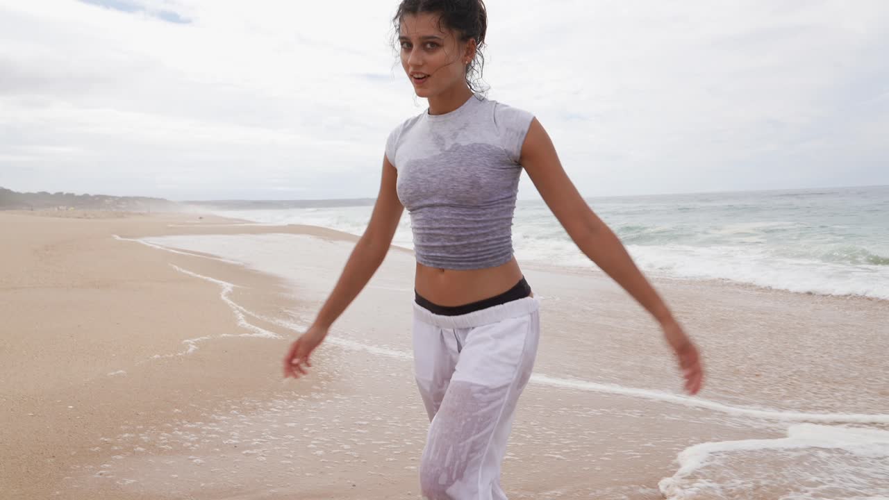 mujer corriendo en la playa
