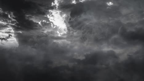 tormenta de nubes oscuras en el cielo y relámpagos