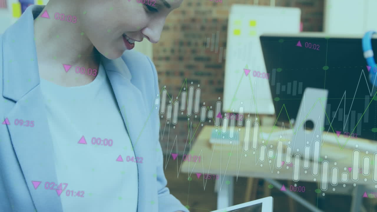animación del procesamiento de datos contra una mujer caucásica sonriendo mientras usa una tableta digital en la oficina