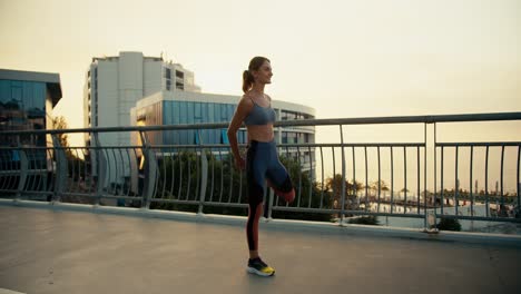una chica con un uniforme deportivo de verano se calienta antes de una carrera matutina. correr por la mañana y un estilo de vida saludable