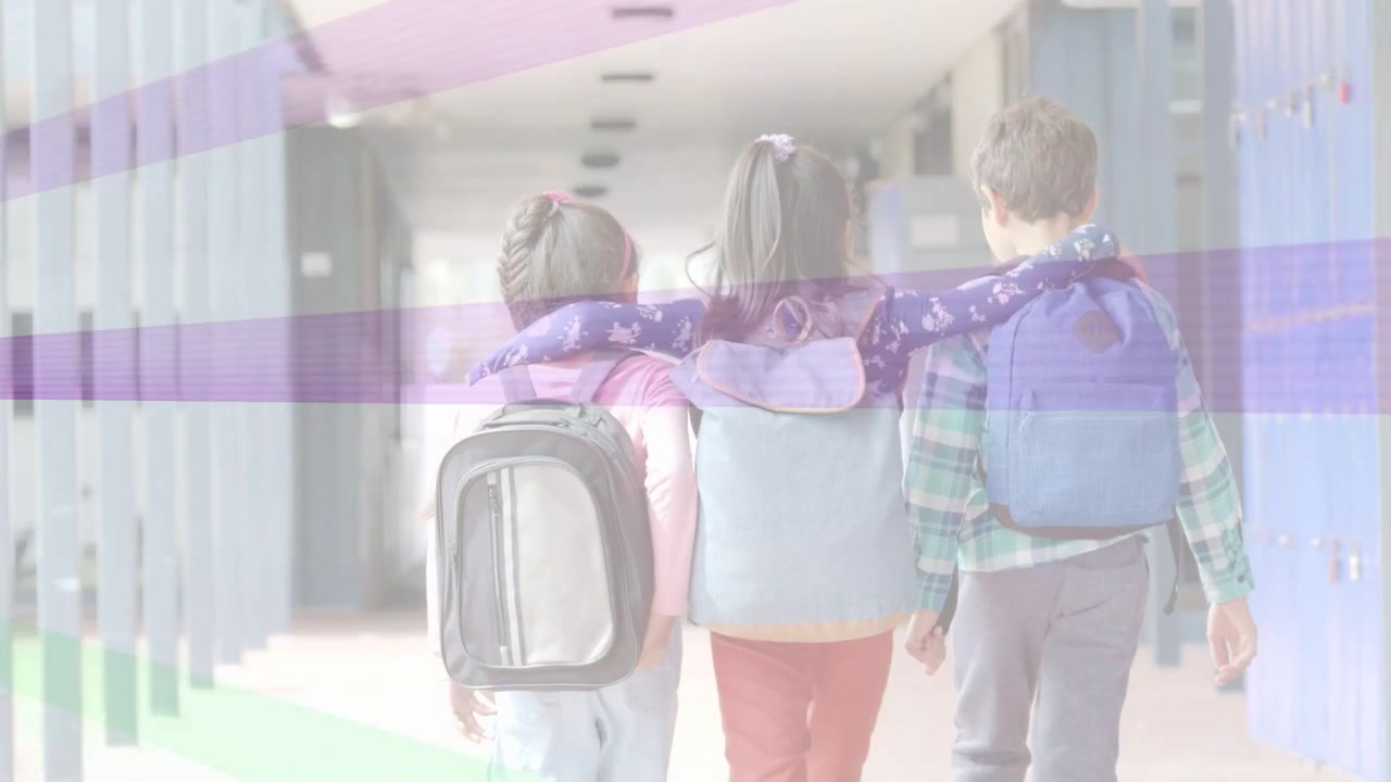 Tre bambini camminano verso la fine di un corridoio scolastico illuminato, il bambino centrale a braccetto, con strisce sovrapposte agli zaini.