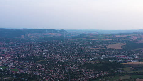 Bewölkter-Sonnenuntergang-Aus-Der-Luft-über-Millau-Mit-Gleitschirmen,-Viadukt-Von-Averyn,-Frankreich