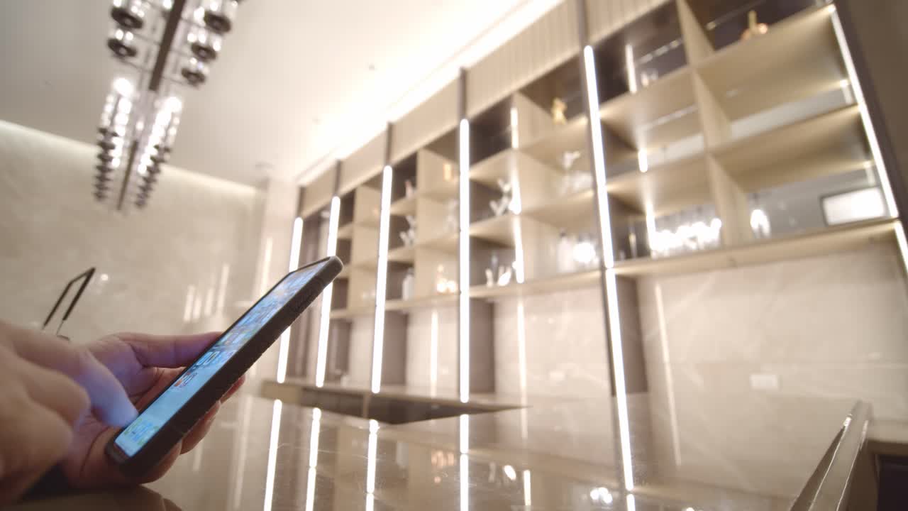 메시지를 보내기 위해 스마트폰을 사용하는 손이 응용 프로그램을 사용합니다 - 격리된 보기