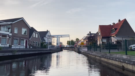 Navegando-En-El-Río-En-El-Pueblo-De-Ossenzijl-En-Overijssel,-Holanda-Del-Sur,-Países-Bajos