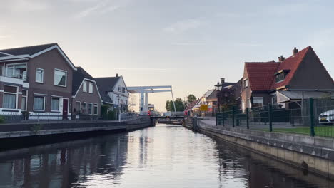 navegando en el río en el pueblo de ossenzijl en overijssel, holanda del sur, países bajos