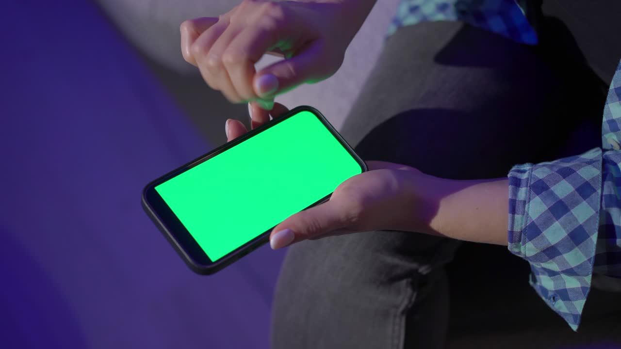 집 에서 저녁 에 휴대 전화 를 사용하는 젊은 여자