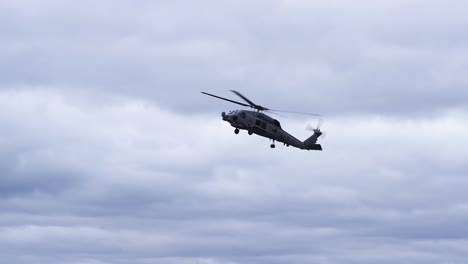 helicóptero marítimo mh-60r seahawk en vuelo contra el cielo nublado