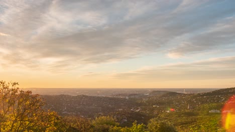 Sonnenaufgangszeitraffer-Von-Budapest,-Interessanter-Bunter-Himmel-Mit-Wolken