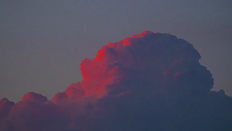 Himmel-Nur-Kumuluswolken-Bei-Sonnenuntergang---Hintergrundebene-Wolkenlandschaft-Im-Zeitraffer