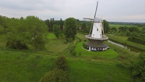 Toma-Aérea-De-La-Ciudad-Histórica-De-Veere,-Con-Un-Antiguo-Molino-De-Viento-Enmarcado