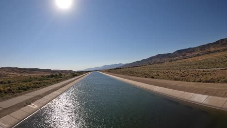 Fliegen-Entlang-Eines-Aquädukts,-Das-Wasser-Durch-Die-Trockene-Landschaft-Südkaliforniens-Befördert