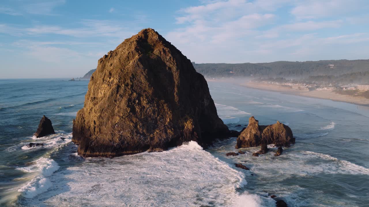 Vista ampla de drone da costa de Cannon Beach, Oceano Pacífico e Haystack Rock. Ótimo para projetos de banco de imagens e cinematográficos
