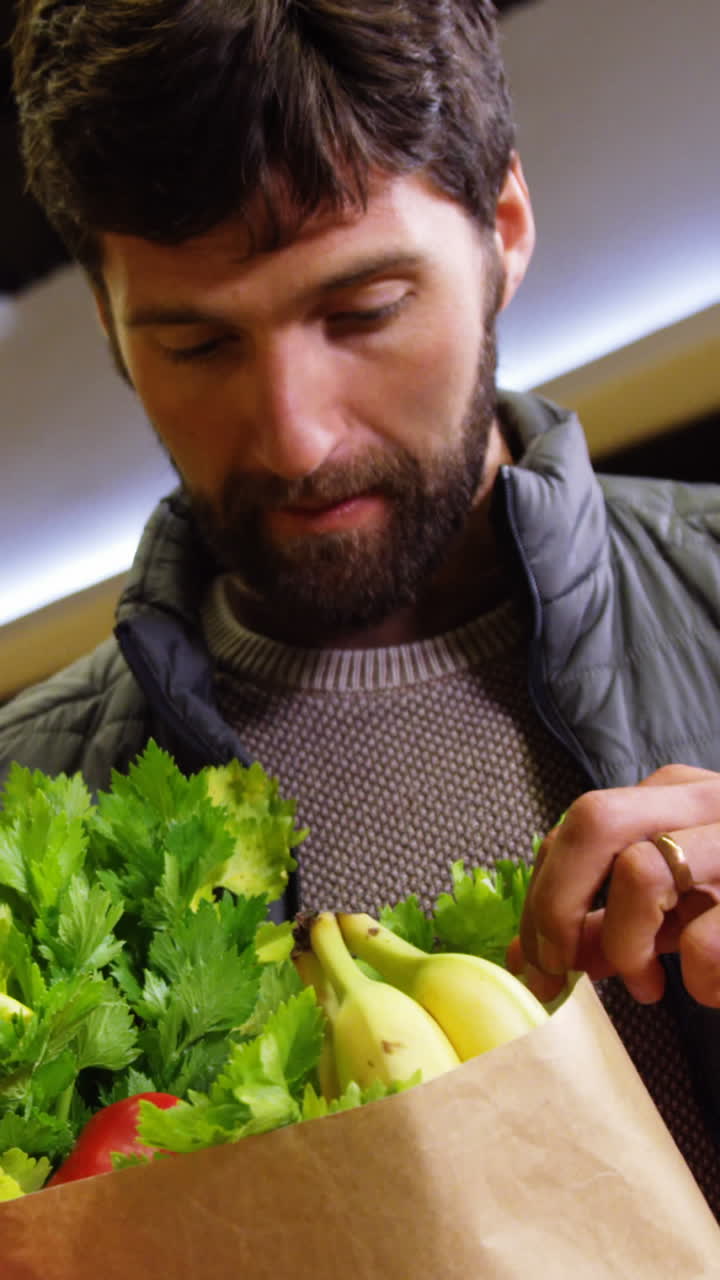 pareja sonriente comprando verduras en la sección orgánica