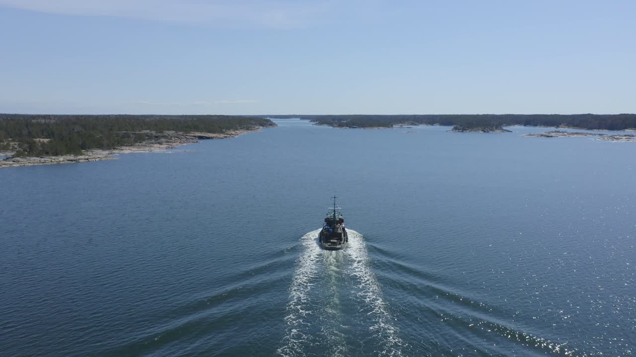 pequeño remolcador que avanza en el canal del archipiélago finlandés