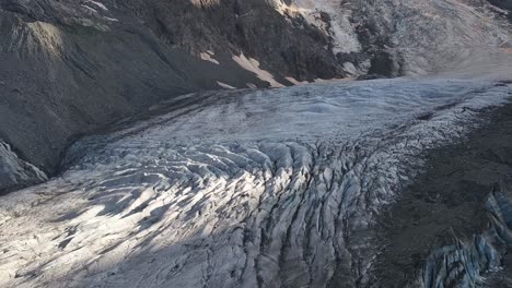vista desde arriba de la superficie blanca del glaciar morteratsch en la montaña, ubicado en val morteratsch cerca de pontresina, engadina, graubünden, suiza