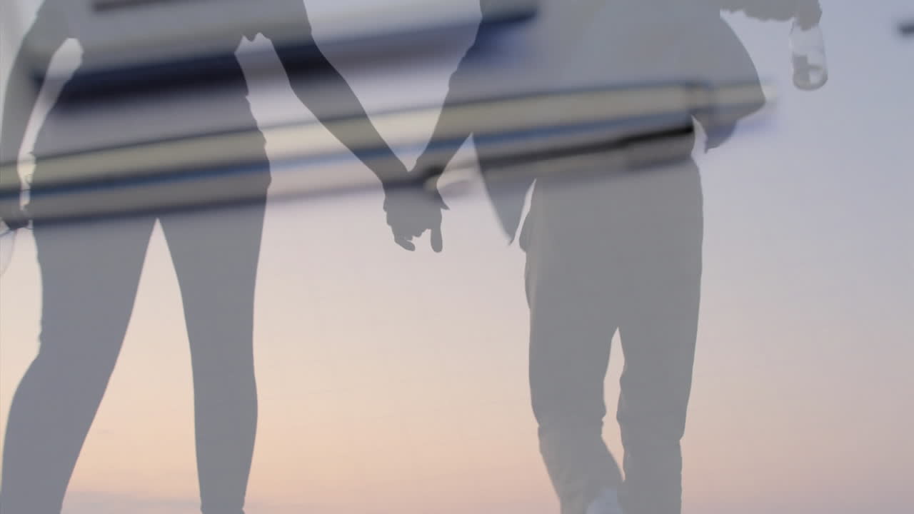 계산기의 클로즈업에서 해변에 있는 커플의 애니메이션