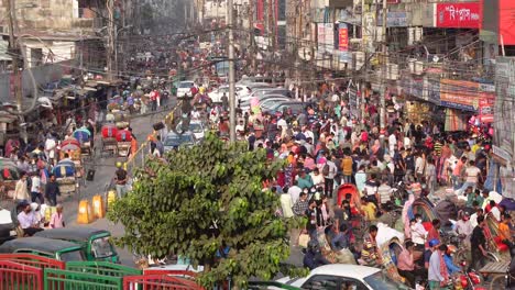 escena de la calle ocupada en una ciudad del sur de asia