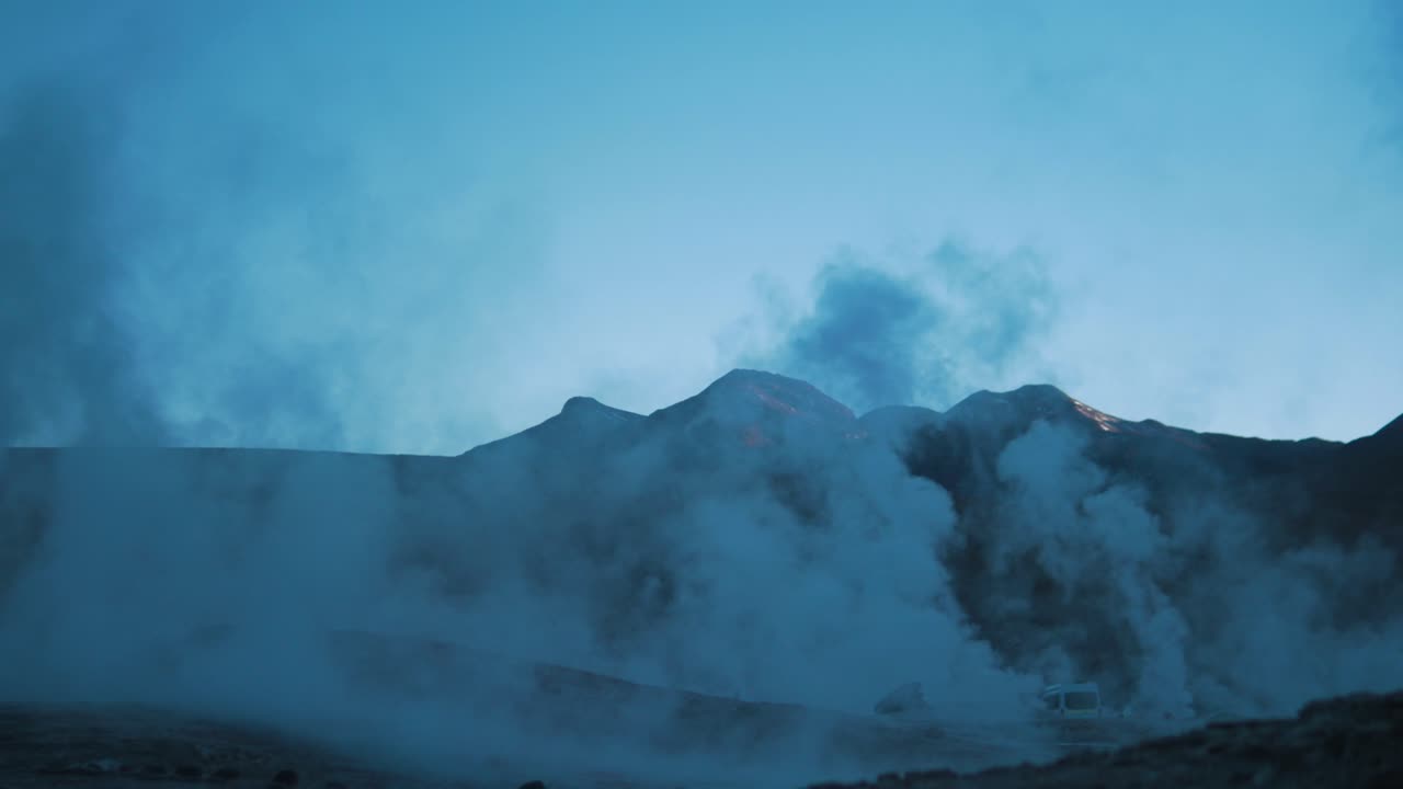 campo de geysers activo en el desierto por la mañana fondo de montaña tiro amplio