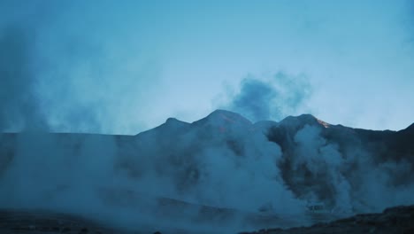 Aktives-Geysirfeld-In-Der-Wüste-Am-Morgen-Im-Hintergrund-Der-Berge,-Weitwinkelaufnahme