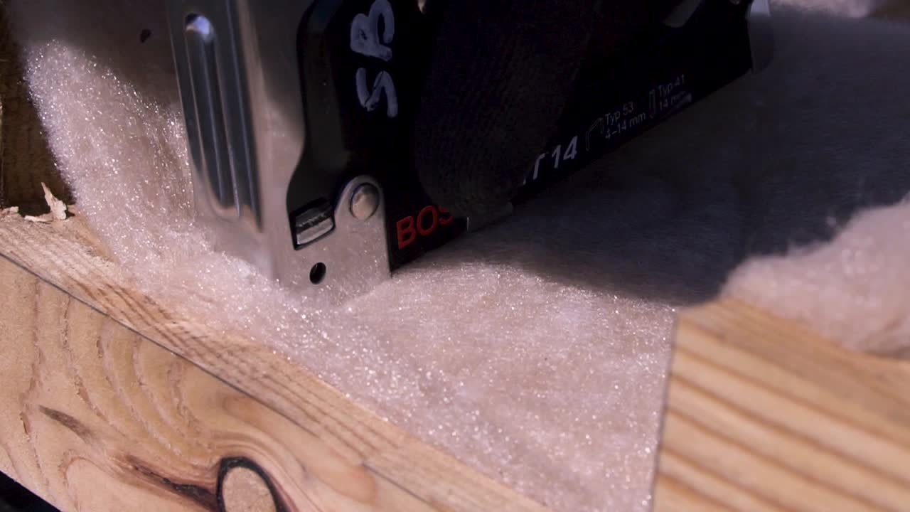 la instalación de aislamiento con una pistola de clavos