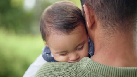 Familia,-Parque-Y-Un-Bebé-Durmiendo-Sobre-Papá-Al-Aire-Libre