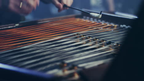 Instrumento-Musical-De-Cuerda-Cimbalom.-Instrumento-Musical-De-Cuerda