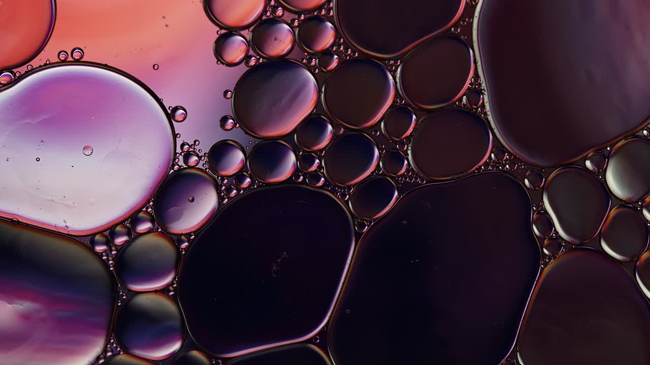 추상적인 다채로운 음식 기름 방울 거품과 구가 흐르고